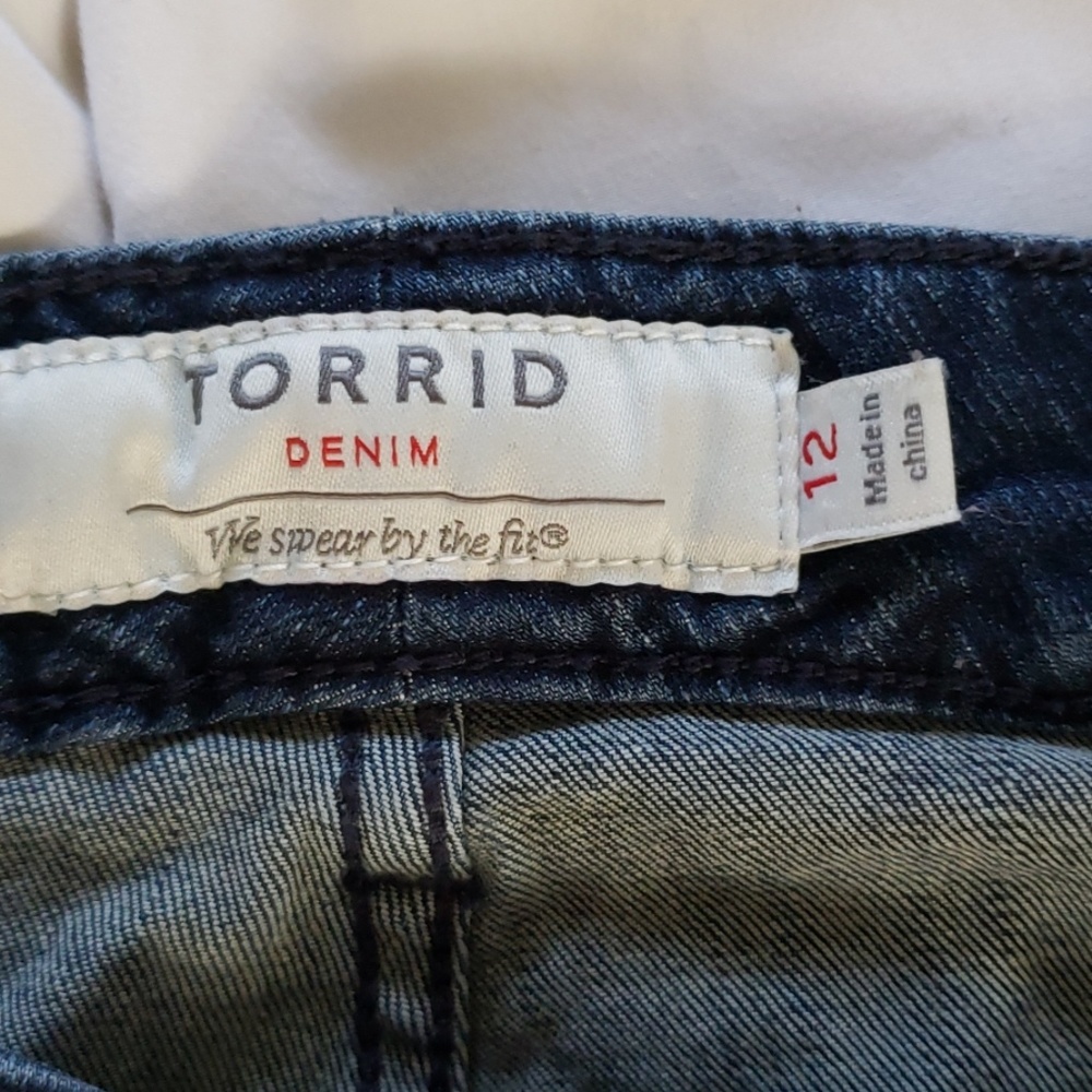 Shorts - Picture 3 of 4